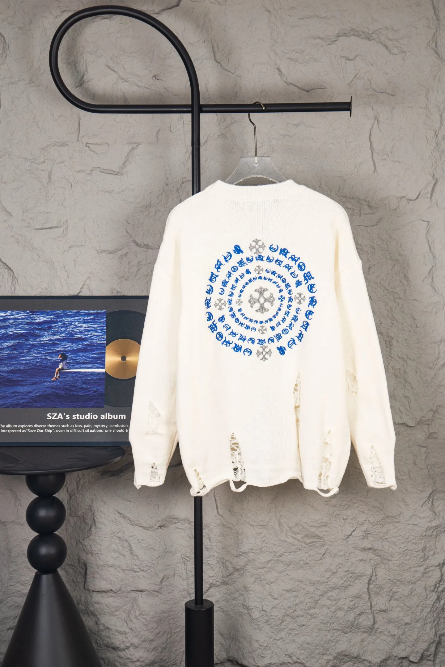 P260 Chrome Hearts CH Chrome Hearts Embroidered Disk Sanskrit Cross Hole Knitted Sweater Pullover. The popular style is the same for men and women. It is matched with black and white. It looks great in real life. The upper body looks good and it looks good in daily wear. It is even better when taking photos. It’s hard not to buy it. Buy it for me!!! Believe me, no one can refuse such a machine-length Chrome Hearts jacket. The version has been expanded based on the old version. The upper body is loose and stylish, and the hem is expanded to a casual design. Fat people look extremely slim, thin people have limited height and high-end. Ten thousand yuan ZP printing, 1:1 perfect restoration, looks good when worn alone or stacked, can be easily controlled by both men and women. If you care more about quality, you must also respect the price. It is completely different from the thin see-through bottoms and junk products on the market that pill when worn. If the style makes you shine at a glance, then quality is what you should pay more attention to. Compared with price, we focus on quality. Customers who have received my products all know it. ️️️ Sweaters on the market are generally made of bract core yarn. We use modal. The advantages over core-spun yarn are very intuitive: high cost, high price, high density, relatively expensive for developers, and let us make a lot less money. In addition, it is delicate, has no scum on the upper body, resists pilling, and is high-end. We are conscientious sellers and do not use core-spun yarn. Apart from being cheap, core-spun yarn is really useless. It shrinks, pills, hooks, and makes people pierced. He is proficient in everything. It is 2024. Who doesn’t want to look decent when they go out? Quality determines the upper body effect. No matter how bad the quality, the best style is still the temperament of the urban-rural fringe. We only do long-term business. Quality determines character. Take it back and wear it with confidence and wash it. The quality of the pattern will definitely make your eyes shine. We only make the right version of high quality. We make high-end hard goods. Reject junk goods and reject fast food. Conscientious quality and conscientious price. You deserve it!  Color: Black Beige Gray Size: S M L